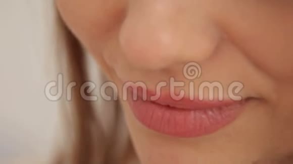 一个年轻女孩的嘴唇她微笑着视频的预览图