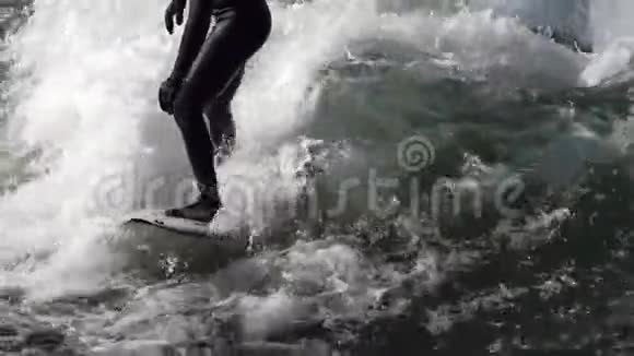 在海浪上冲浪视频的预览图