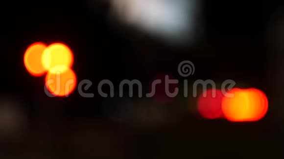 夜晚城市的灯光不再聚焦汽车绕圈行驶交通灯闪烁视频的预览图
