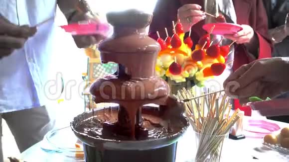 下雨巧克力喷泉视频的预览图