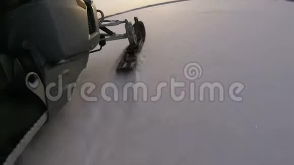 雪地摩托骑在冰冻的湖面上视频的预览图