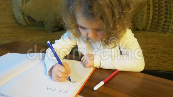 孩子在家里学习写字教育视频的预览图