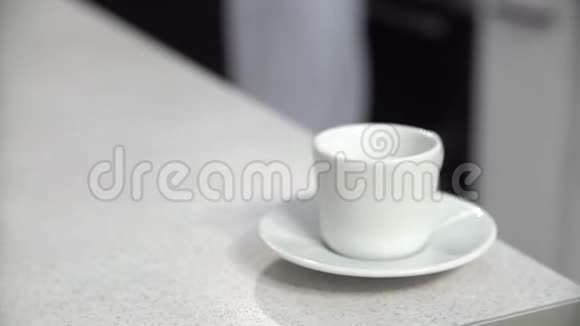 将咖啡倒入杯中早饮特写视频的预览图