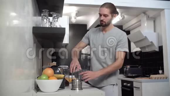 为家庭提供早餐的男士烹饪早咖啡视频的预览图