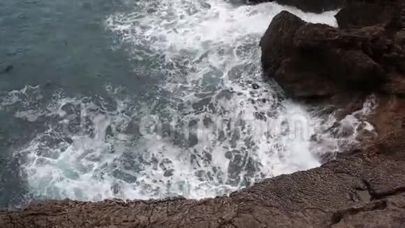 鸟瞰海波和奇妙的岩石海岸黑山视频的预览图