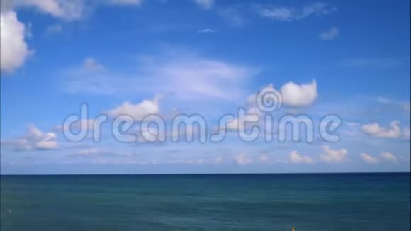 海抵蓝天白云天狼星云在蓝天上奔跑水的最佳景观美丽美丽视频的预览图