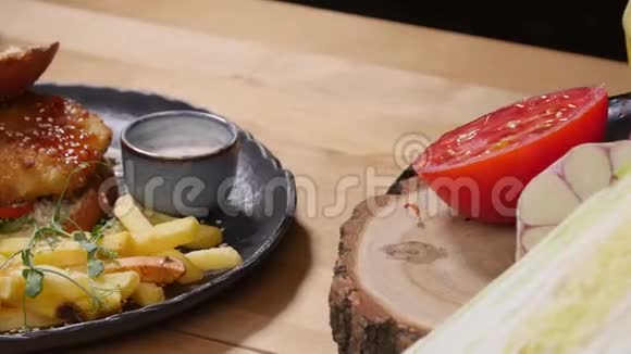 俄罗斯木制表面上带有薯条的美味汉堡视频的预览图