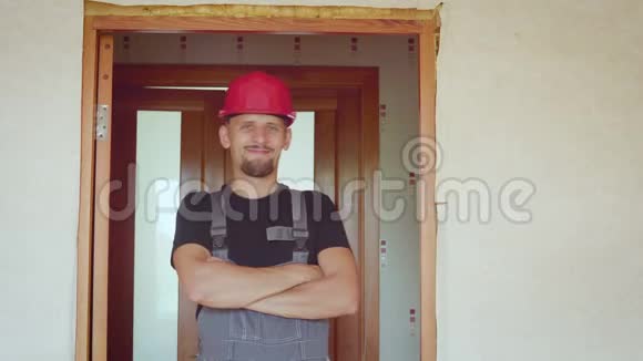 一间翻新过的公寓背景上一个长着长胡子英俊的年轻建筑工人的画像视频的预览图