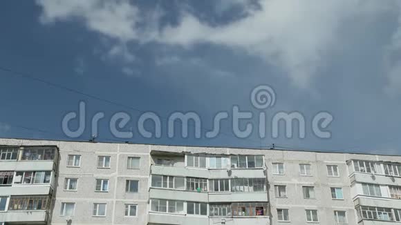 蓝天背景上的公寓楼视频的预览图