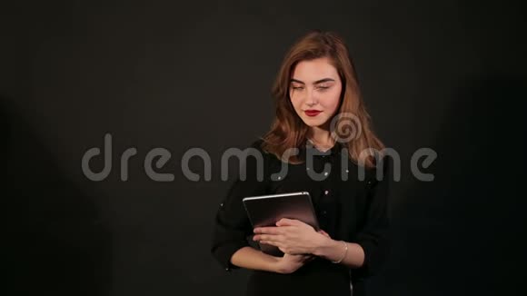 工作室里有平板电脑的成功女孩的肖像视频的预览图