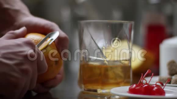 这款经典的波旁鸡尾酒是一个喜庆的转折溅了橙汁酒保把威士忌倒在玻璃杯里视频的预览图
