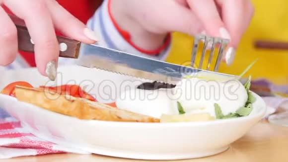 一种餐馆的食物一个切割软煮蛋的人视频的预览图