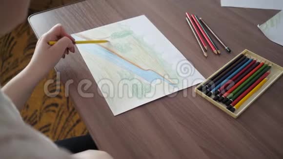 年轻女子在家里画纸视频的预览图