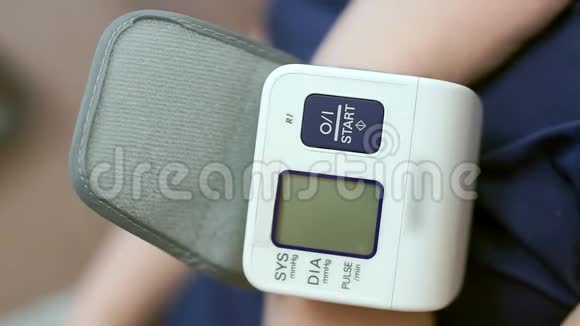 一个女人自己测量血压一个血压监视器特写镜头视频的预览图