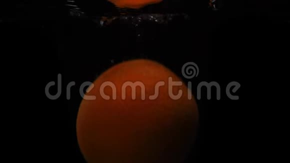 一个橘子掉进水里有气泡慢动作录像视频的预览图