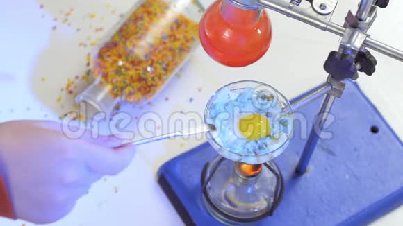 化验师将蓝煎蛋放入实验室的烧瓶中进行化学实验视频的预览图