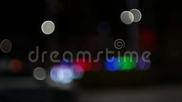 夜晚城市的灯光不再聚焦汽车绕圈行驶交通灯闪烁视频的预览图