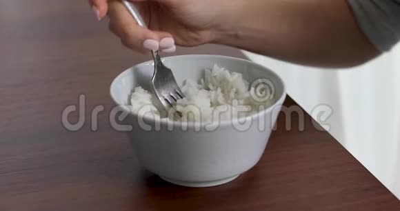 从碗里吃米饭的女人特写视频的预览图