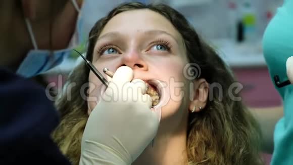 去看牙医矫正错牙合治疗牙齿正畸医生检查安装在视频的预览图
