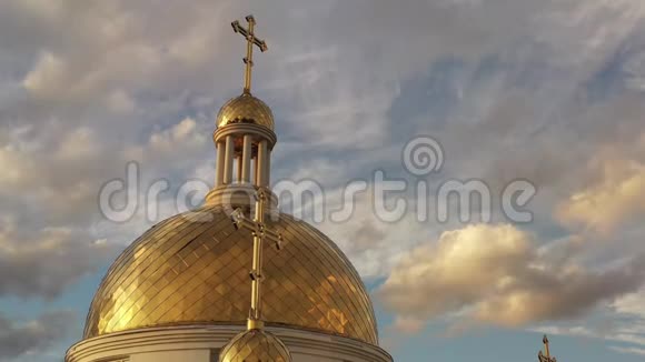天空背景上有交叉的镀金穹顶视频的预览图