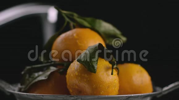 在视频中我们看到橘子橘子躺在滑梯上橘子上覆盖着水滴在背景上我们可以看到视频的预览图