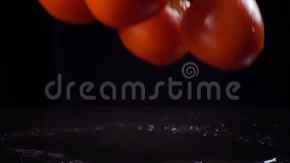 落下的红西红柿溅起水花动作缓慢视频的预览图