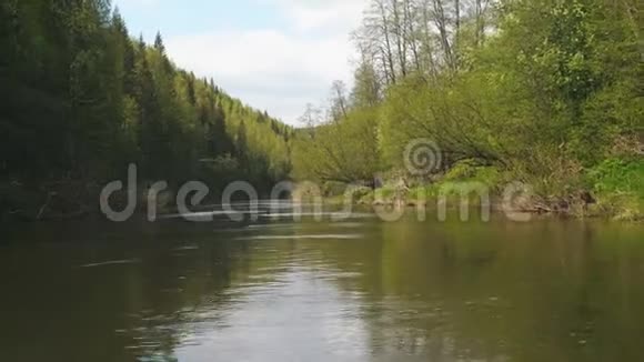 在河上漂流视频的预览图