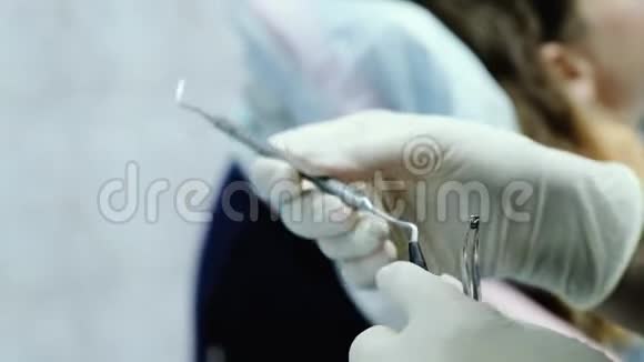 安装金属牙套特写拜访牙医正畸医生在支架上涂胶视频的预览图