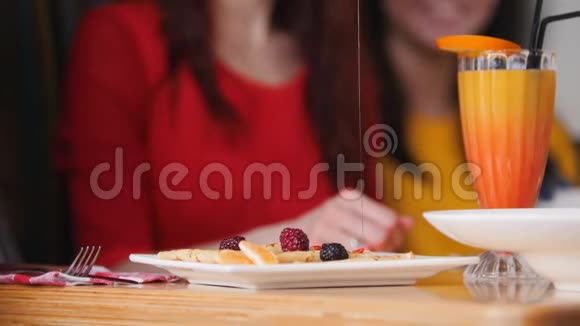 一种餐馆的食物在盘子里放煎饼在煎饼上加糖浆视频的预览图