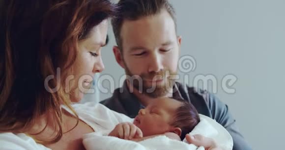 高加索夫妇在医院病房里抱着新生婴儿的正面景色视频的预览图
