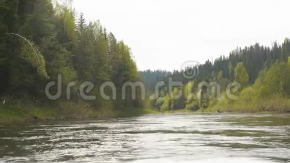 在河上漂流视频的预览图