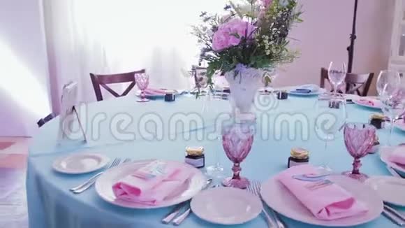 美丽时尚的餐桌为庆祝活动设置菜肴和鲜花视频的预览图