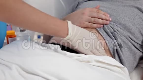 医疗中心腹部触诊医生检查病人胃做临床检查视频的预览图