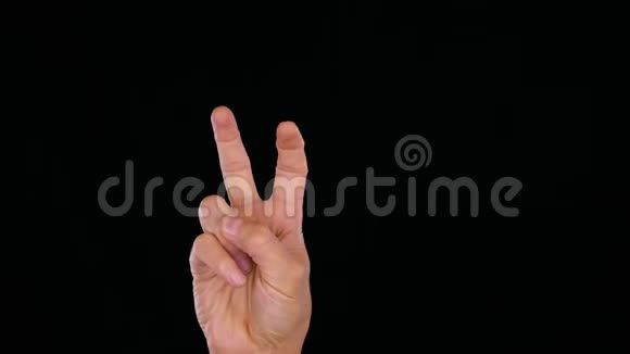 一只雄性的手显示出两个手指就像黑色背景中的引号视频的预览图