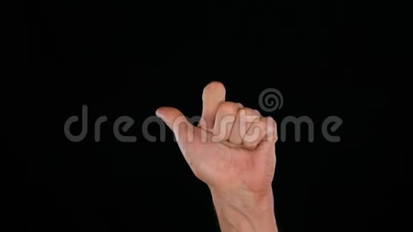 在黑色背景上数五个手指的男性手手势概念视频的预览图