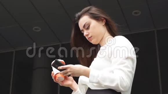 用智能手机为女商人提供热饮视频的预览图