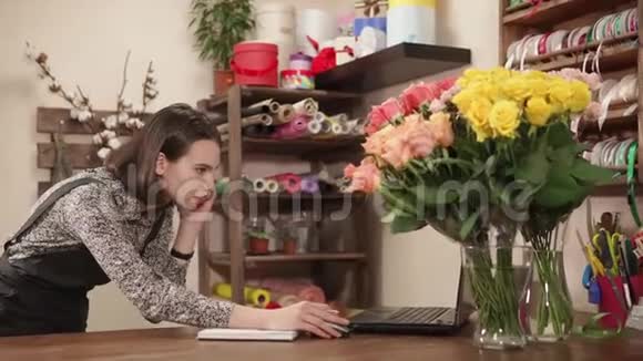 一位年轻的花店老板打电话接受网上订购花束视频的预览图