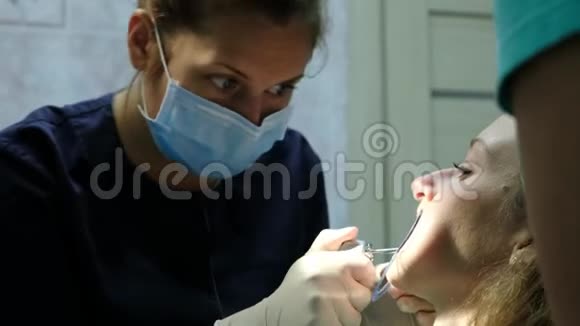 牙医在安装支架系统特写之前干燥和清洁牙齿对正畸医生的访问视频的预览图