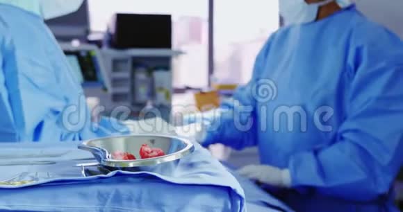 在医院手术室做手术的中段外科医生视频的预览图