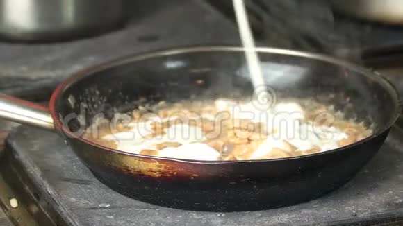 牛奶倒入煎锅视频的预览图