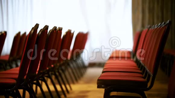 一个商业大厅大厅里一把空红椅子视频的预览图