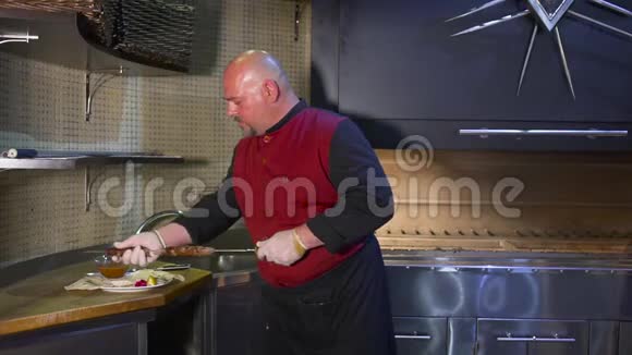 厨师把准备好的肉放在盘子里视频的预览图