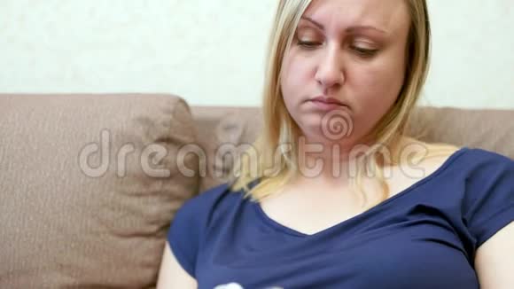 一个女人在家里测量血压一个血压计特写镜头视频的预览图