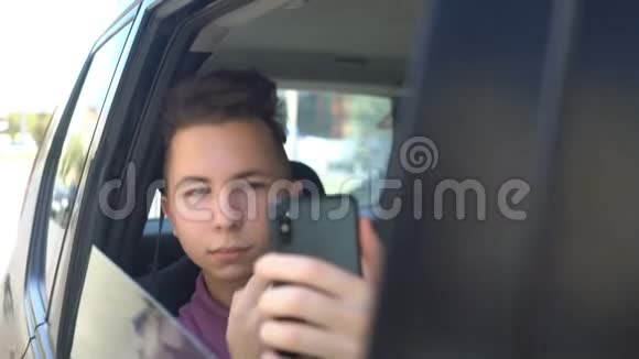 青少年在出租车后座自拍视频的预览图