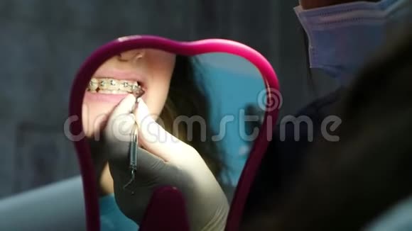 拜访咨询牙医安装牙套正畸医生告诉病人治疗方案视频的预览图