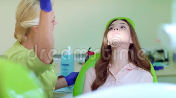 牙医用牙科器械检查病人牙齿医生和病人视频的预览图
