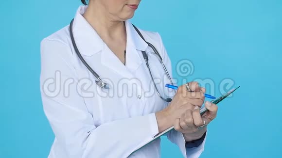 蓝色背景的中年女性医生视频的预览图