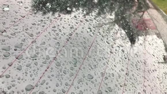 多云背景的窗户玻璃表面有雨滴雨滴的自然模式在雨中开车从这里看视频的预览图