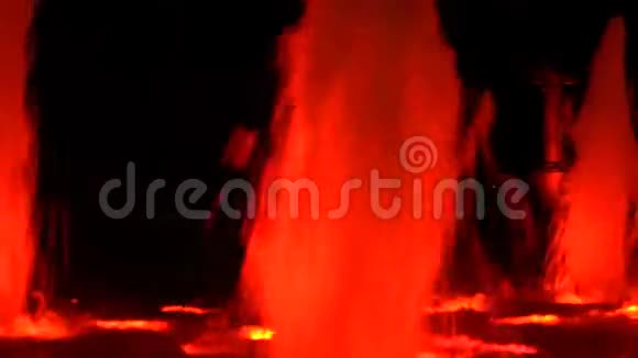 俄罗斯莫斯科的喷泉被红色照亮视频的预览图