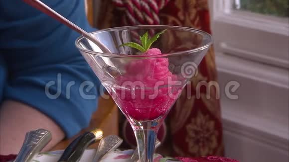 一份粉红色的刨冰甜点视频的预览图